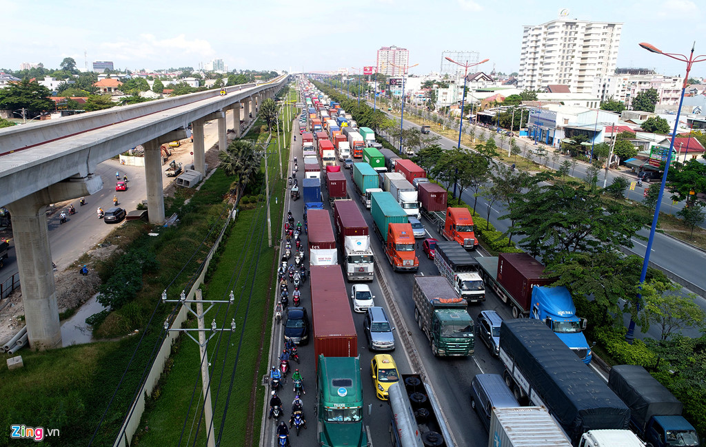 Xe cộ đặc kín trên xa lộ Hà Nội ngày cuối năm